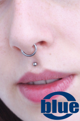 Medusa-Piercing mit Silberkugel