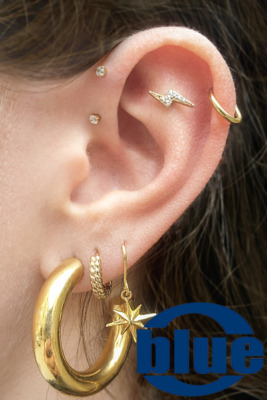 Outer Conch oder Flat-Piercing mit goldenem Blitz